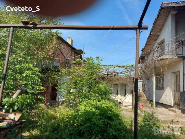 Двуетажна къща с 3500 кв. м. земя, снимка 3 - Къщи - 41044691