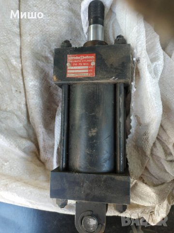 Продавам 2 броя хидравлични бутилки, снимка 1