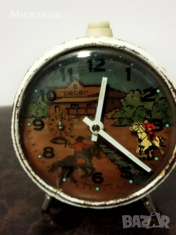 Стар анимиран будилник, настолен часовник