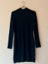 Черна рипсена рокля с поло на врата М размер плътна материя подходяша за есента и зимата 🖤, снимка 1