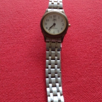 Марков дамски часовник Q/Q QUARTZ WATER RESIST много красив здрава оригинална верижка - 23488, снимка 2 - Дамски - 36110991