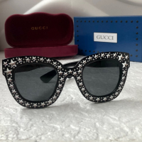 Gucci дамски слънчеви очила с камъни тип котка, снимка 4 - Слънчеви и диоптрични очила - 36172378