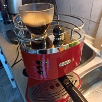 Кафемашина Делонги с ръкохватка с крема диск, работи отлично и прави хубаво кафе с каймак , снимка 2 - Кафемашини - 41731647