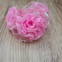 Красив ластик за коса с цветя от плат в розово, снимка 2 - Аксесоари за коса - 35842091