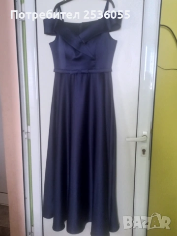 елегантна сатенена рокля