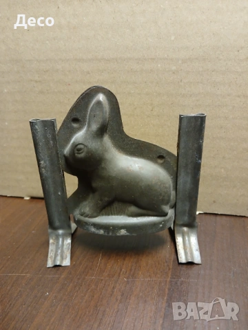 Прекрасна стара форма за шоколадови зайчета.