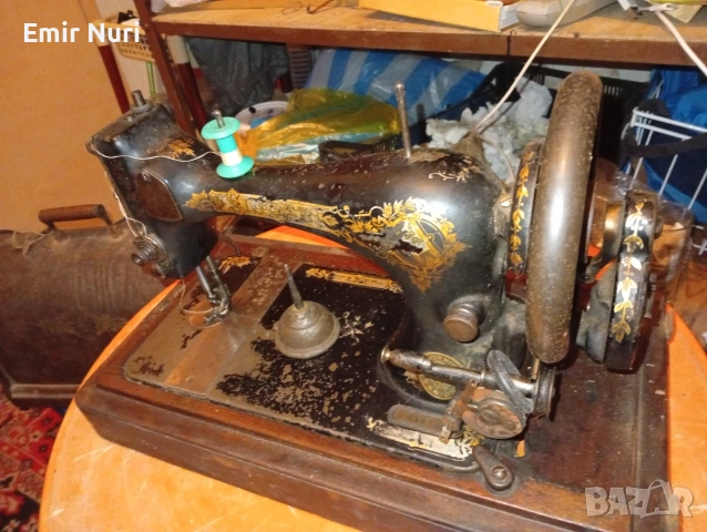 Стара шевна машина Сингер с кутия ключ и плюс Инструменти за нея