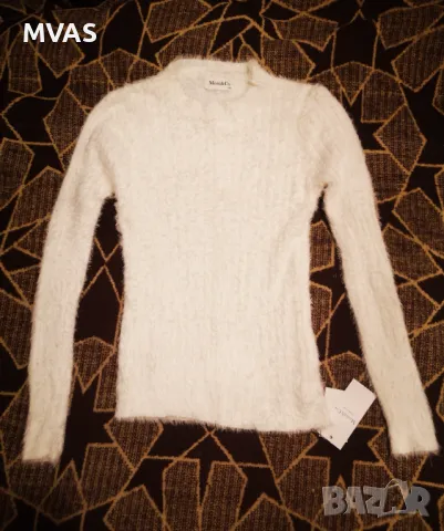 Нов дамски бял мъхест космат пуловер М размер
