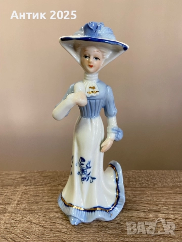 Винтидж порцеланова статуетка „Дама в синя рокля“, Европа, средата на ХХ век