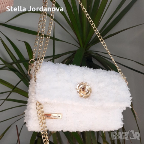 ✨ Ръчно изработена бяла плюшена чанта със златни акценти, снимка 4 - Чанти - 52552510
