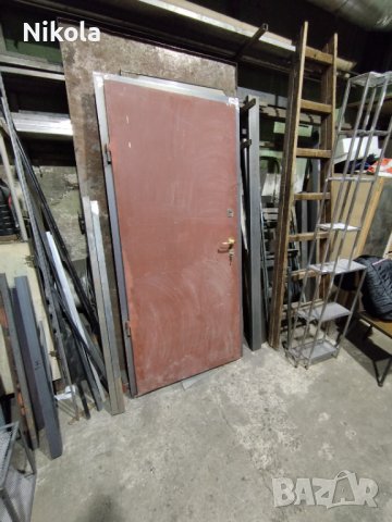 Метална входна врата с каса от Панелен апартамент - лява 85,5/194,5см, снимка 2 - Дограми - 39521260