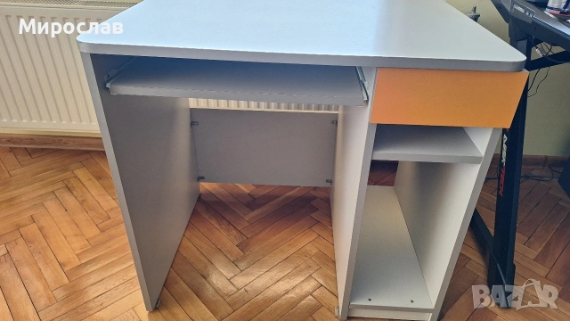 Продавам компютърно (ученическо) бюро