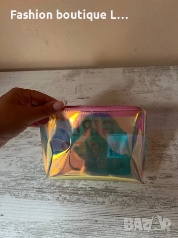 Несесер с холограмен ефект преливащ се розов цвят с надпис GIRL POWER на марката H&M 🩷🩷🩷, снимка 3 - Портфейли, портмонета - 52431241