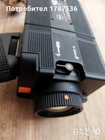 Super 8 филмова камера – модел Eumig Nautica, произведена от австрийската компания Eumig. 📽️,състоя