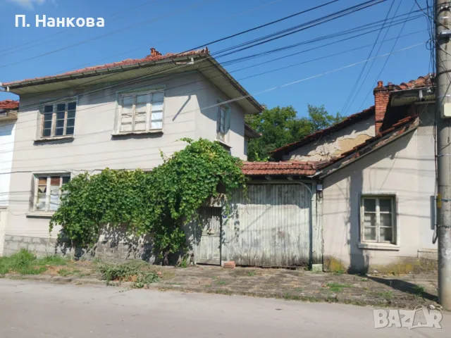 Продавам двуетажна къща