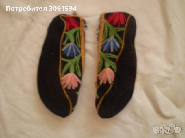 Бродирани Детски терлици от народна носия, снимка 3 - Антикварни и старинни предмети - 39523753