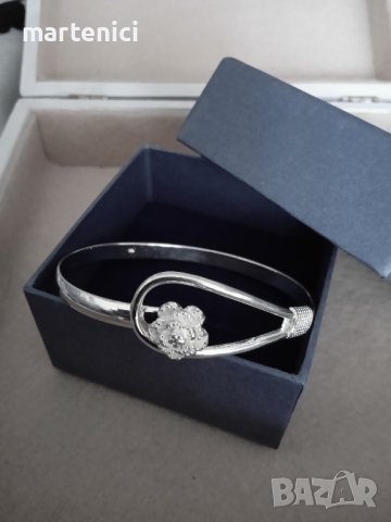 Нова, масивна твърда сребърна гривна. И кутия.