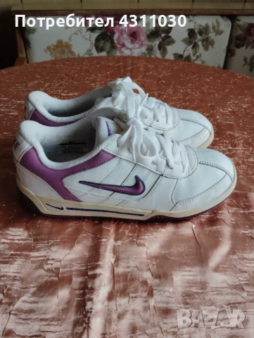 Дамски маратонки NIKE 37.5 номер