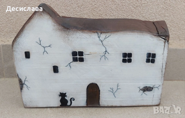 Дървена къща с котка 