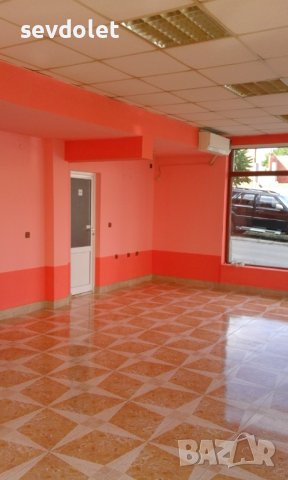 Продавам самостоятелна,масивна къща на 2 етажа.Първият етаж - търговска площ( работещ хран.магазин), снимка 9 - Къщи - 42335008