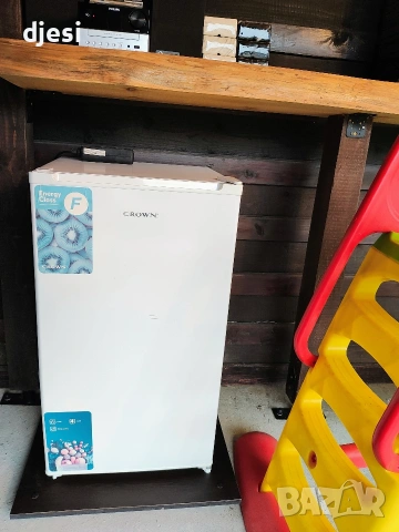Crown малък хладилник 