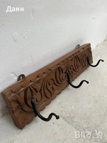 Старинна масивна закачалка за дрехи, дърворезба 