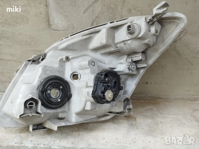 Десен фар за Toyota Corolla Verso (2001-2004), снимка 2 - Части - 50445429