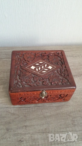 Стара дървена кутия с дърворезба