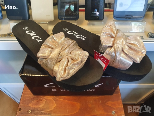 Черни дамски чехли на платформа със златист елемент Чисто нови! Височина 6,5см. Отговарят на 39 номе, снимка 2 - Чехли - 51996177