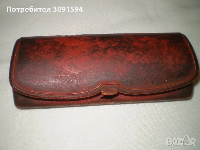 Стара кълъвка за очила червен бакелит маркировка CM depose