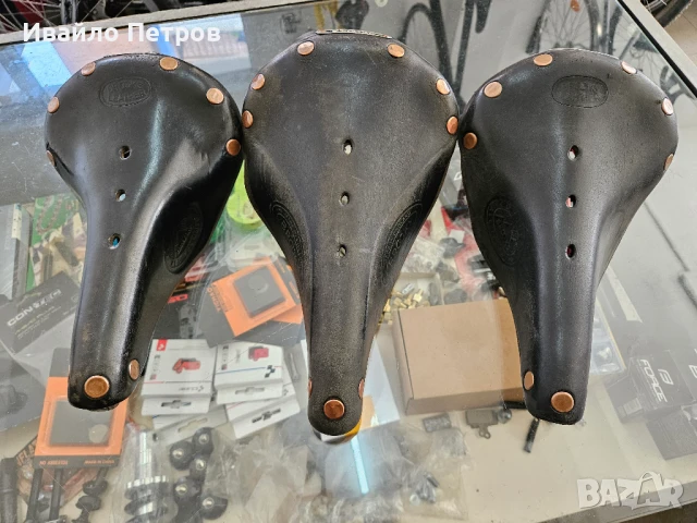 Седалки BROOKS от естествена кожа за велосипед.