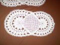 Две  бели плетени на една кука овални покривки, снимка 3