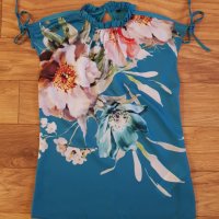 УНИКАЛНА блуза в цвят тюркоаз с щампа цветя и високо деколте с къдрички , снимка 1 - Тениски - 40222736