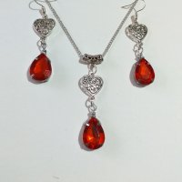 Прелестен комплект бижута в рубинено червено с орнаментирани сърца в цвят сребро , снимка 4 - Бижутерийни комплекти - 38843694