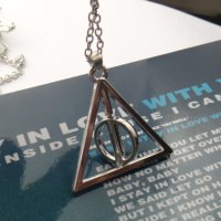 Колие Хари Потър Harry Potter Triangle Даровете на смъртта, снимка 11 - Колиета, медальони, синджири - 28621720