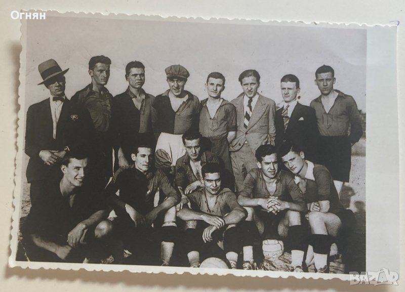 Черно-бяла снимка Княз Кирил с футболисти 1942, снимка 1