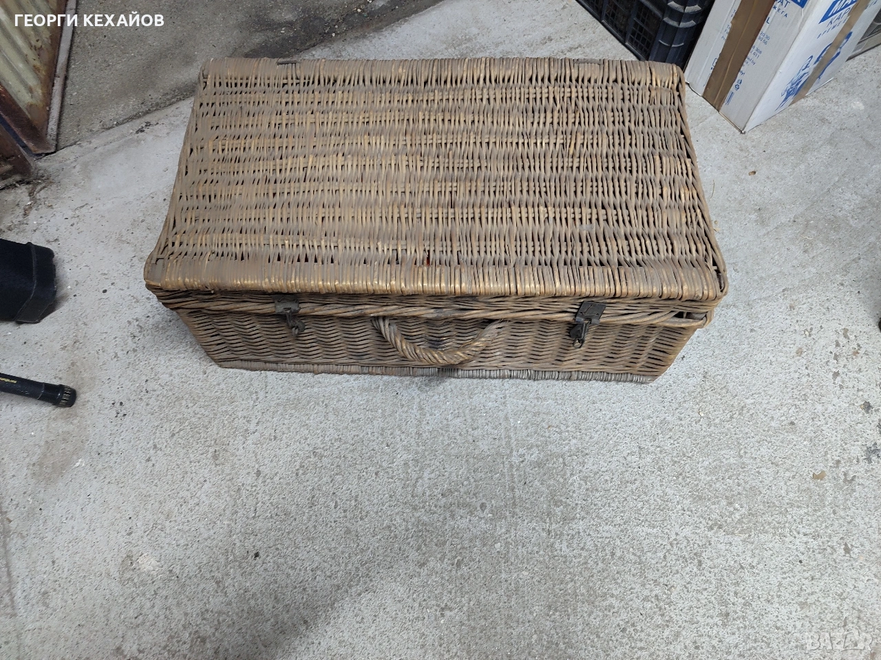голям плетен куфар в много добро състояние и кръгла маса, снимка 1
