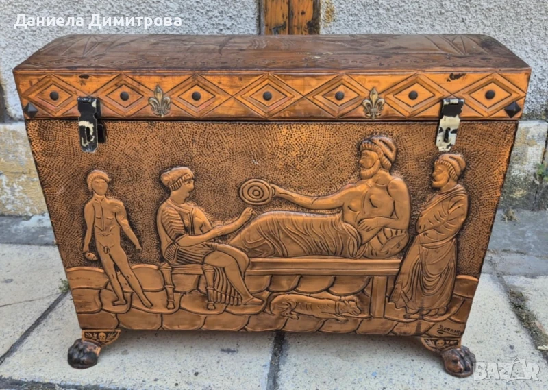 Масивен сандък с меден обков, релефни гръцки мотиви, снимка 1