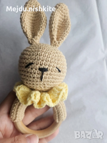 Ръчно плетена бебешка дрънкалка