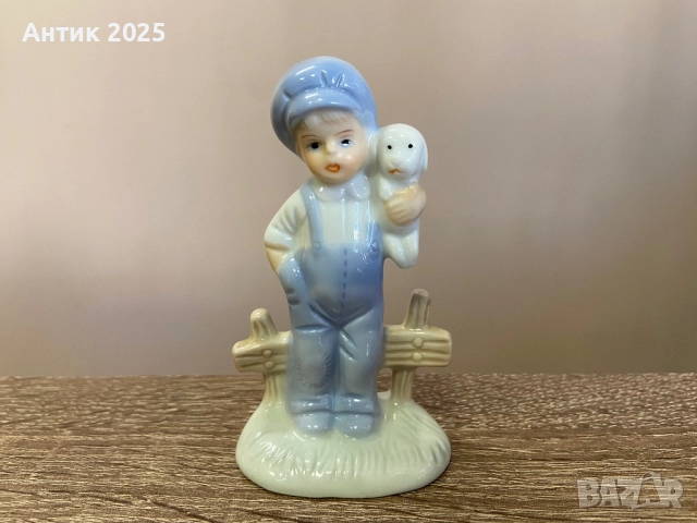 Винтидж порцеланова фигурка „Момче с агънце“