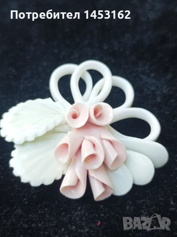 Българска порцеланова брошка "Бонония,,