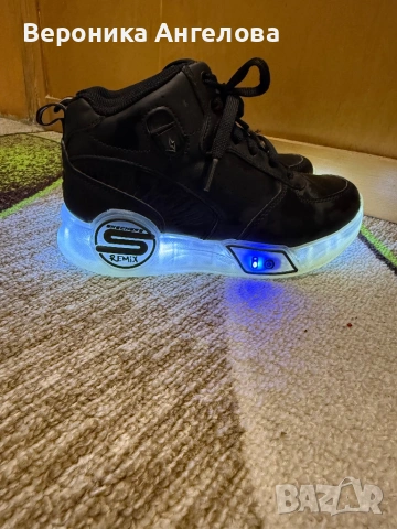 Детски сникърси на Skechers 33 номер, снимка 2 - Детски маратонки - 53249272