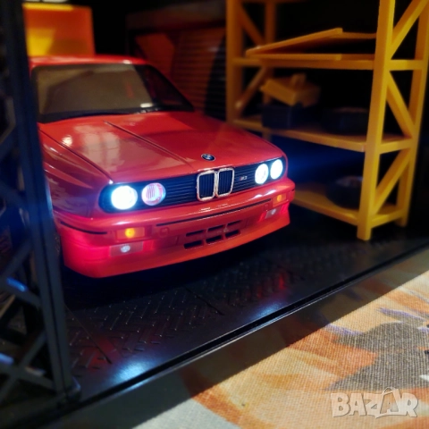 1/24 BMW e30 с 3 момичета 2 бутилки балантайс и сервиз , снимка 2 - Колекции - 51884182