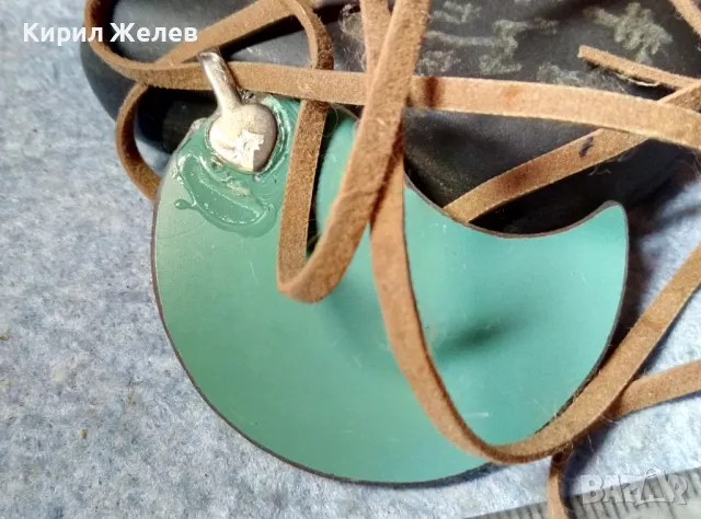КРАСИВ ВИНТИДЖ АРТ МЕДАЛЬОН ЦВЕТНО СТЪКЛО / ЕМАЙЛ и ШНУРЧЕ от ВЕЛУР 48771, снимка 4 - Колиета, медальони, синджири - 48161094
