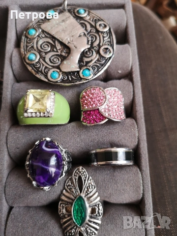 лот 5 пръстена и една висулка. 