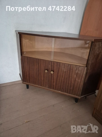 Ъглов дървен бюфет