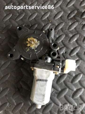 Мотор на стъклото на предната лява врата за KIA Carnival 2.9 CRDi (2007–2010) 82450-4D000, снимка 2 - Части - 53189113