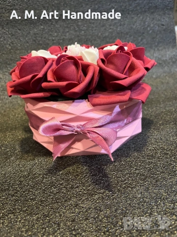 🌸 Ръчно изработена кашпа с вечни рози – Бебешко розово и Гланц