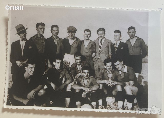 Черно-бяла снимка Княз Кирил с футболисти 1942