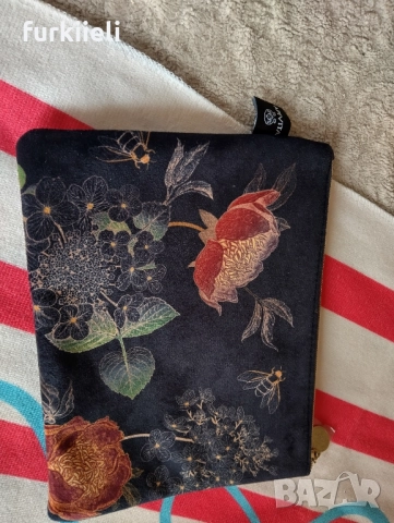 Apivita плажна кърпа+ три несесера , снимка 4 - Хавлиени кърпи - 52027564